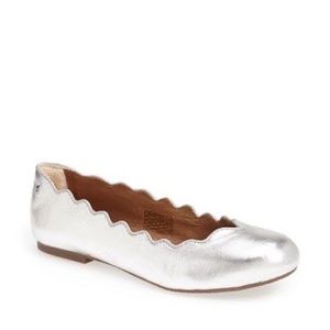 Chandra Metallic' Scalloped Flat